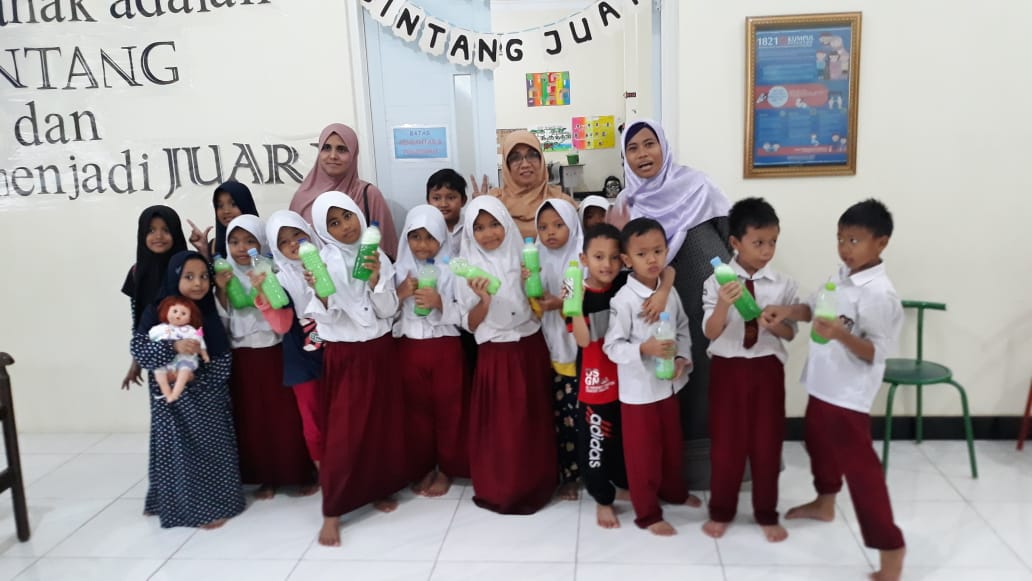 Foto bersama siswa siswi SD setelah pelatihan